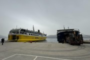 Ταυτόχρονη φορτοεκφόρτωση των δύο πλοίων στο λιμάνι της Ιθάκης