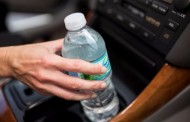 προσοχή: μην πίνετε ποτέ εμφιαλωμένο νερό από πλαστικά μπουκάλια εκτεθειμένα στη ζέστη