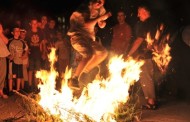 και φωτιές ανάβανε στους απάνω δρόμους τ' άη γιάννη θα 'τανε θαρρώ (music vid)