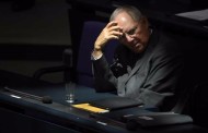 σουλτς: ο σόιμπλε δεν μπορεί να λειτουργεί σαν «γυμνασιάρχης» – έχει ευθύνες για τη διάσπαση της ευρώπης στην προσφυγική κρίση