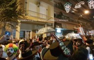 φαντασμαγορικό θέαμα από χιλιάδες καρναβαλιστές στη νυχτερινή παρέλαση στη πάτρα