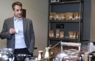 συριζα: ο χρεοκοπημένος δολ κερνάει και η χρεοκοπημένη νδ του μητσοτάκη πίνει