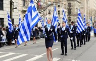γιατί γελάει η σημαιοφόρος;