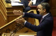 κόντρα ρόλος: «ο στιβαρός ηγέτης της αντιπολίτευσης εφορμά στο ετοιμόρροπο κάστρο»