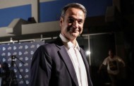 θέλουν να κρυφτούν, αλλά η χαρά δεν τους αφήνει