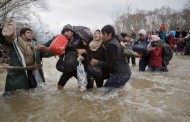 χιλιάδες πρόσφυγες προσπαθούν να περάσουν στην πγδμ