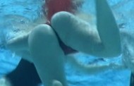 women's dirty plays underwater (vid)