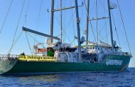 Το Greenpeace Rainbow Warrior III βρίσκεται στο Ιόνιο και παρακολουθεί τις σεισμικές έρευνες των ΕΛΠΕ