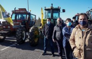 Θεσσαλία: Κινητοποίηση των αγροτών με τα ΜΑΤ να τους εμποδίζουν να βγουν στην Εθνική (Video)