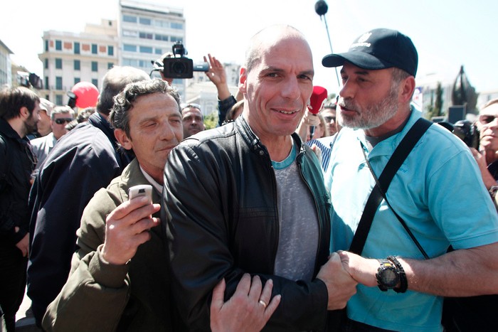 Ο υπουργός Οικονομικών, Γιάννης Βαρουφάκης (2Α), ανταλλάσει χειραψία με πολίτες, κατά την συγκέντρωση του ΠΑΜΕ, για τον εορτασμό της εργατικής πρωτομαγιάς, στην πλατεία Συντάγματος στην Αθήνα, Παρασκευή 1η Μαΐου 2015. ΑΠΕ-ΜΠΕ/ ΑΠΕ-ΜΠΕ/ ΓΙΑΝΝΗΣ ΚΟΛΕΣΙΔΗΣ