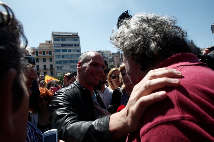 Ο υπουργός Οικονομικών, Γιάννης Βαρουφάκης (Α), συνομιλεί με πολίτες, κατά την συγκέντρωση του ΠΑΜΕ, για τον εορτασμό της εργατικής πρωτομαγιάς, στην πλατεία Συντάγματος στην Αθήνα, Παρασκευή 1η Μαΐου 2015. ΑΠΕ-ΜΠΕ/ ΑΠΕ-ΜΠΕ/ ΑΛΕΞΑΝΔΡΟΣ ΒΛΑΧΟΣ