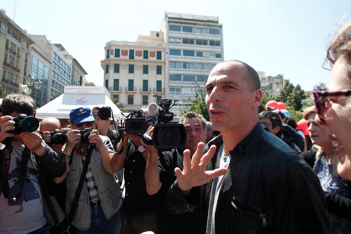 Ο υπουργός Οικονομικών, Γιάννης Βαρουφάκης (2Δ), παρευρίσκεται στην συγκέντρωση του ΠΑΜΕ, για τον εορτασμό της εργατικής πρωτομαγιάς, στην πλατεία Συντάγματος στην Αθήνα, Παρασκευή 1η Μαΐου 2015. ΑΠΕ-ΜΠΕ/ ΑΠΕ-ΜΠΕ/ ΑΛΕΞΑΝΔΡΟΣ ΒΛΑΧΟΣ