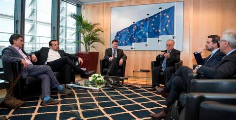 (Ξένη Δημοσίευση) Ο διευθυντής του γραφείου του Πρωθυπουργού Νίκος Παππάς (2Α), ο Αντιπρόεδρος της Κυβέρνησης Γιάννης Δραγασάκης (3Δ), ο υφυπουργός παρά τω πρωθυπουργώ και Κυβερνητικός Εκπρόσωπος Γαβριήλ Σακελλαρίδης (2Δ) και ο Αναπληρωτής Υπουργός Διεθνών Οικονομικών Σχέσεων Ευκλείδης Τσακαλώτος (Α) που συνοδεύουν τον πρωθυπουργό Αλέξη Τσίπρα (ΔΕΝ ΕΙΚΟΝΙΖΕΤΑΙ) στην συνάντηση που είχε με τον πρόεδρο της Ευρωπαϊκής Επιτροπής Ζαν Κλοντ Γιούνκερ (ΔΕΝ ΕΙΚΟΝΙΖΕΤΑΙ) στις Βρυξέλλες, την Τετάρτη 3 Ιουνίου 2015. Ο πρωθυπουργός αποδέχθηκε την πρόσκληση από τον πρόεδρο της Ευρωπαϊκής Επιτροπής, να μεταβεί στις Βρυξέλλες προκειμένου να συζητήσει πάνω στην πρόταση της ελληνικής κυβέρνησης. ΑΠΕ-ΜΠΕ/ΓΡΑΦΕΙΟ ΤΥΠΟΥ ΠΡΩΘΥΠΟΥΡΓΟΥ/Andrea Bonetti