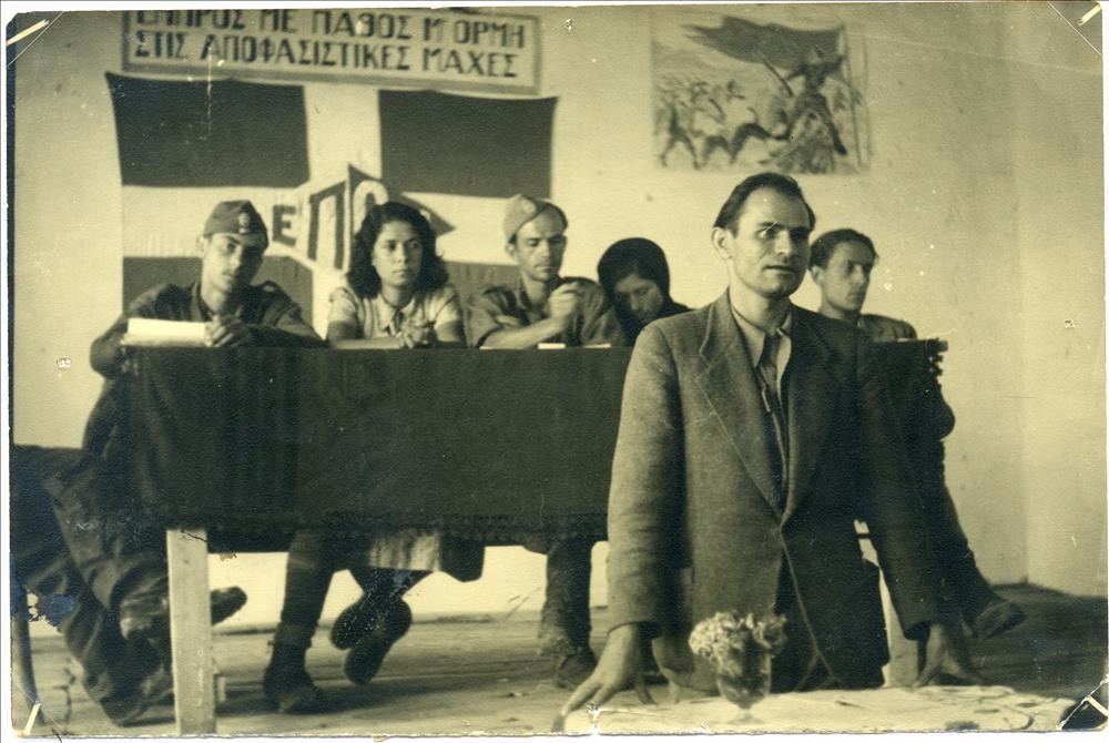 με λιάνα και κουτσούμπα θα ρθουν τα φλάμπουρα της αυγής με λιάνα και κουτσούμπα θα ρθουν τα φλάμπουρα της αυγής