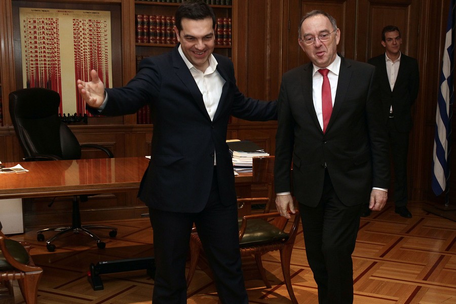 Ο πρωθυπουργός, Αλέξης Τσίπρας (Α) υποδέχεται τον υπουργό Οικονομικών της Βόρειας Ρηνανίας - Βεστφαλίας, Νόρμπερτ Βάλτερ Μπόργιανς (Δ) κατά τη συνάντησή τους στο Μέγαρο Μαξίμου στην Αθήνα, το Σάββατο 16 Ιανουαρίου 2016. ΑΠΕ-ΜΠΕ/ΣΥΜΕΛΑ ΠΑΝΤΖΑΡΤΖΗ