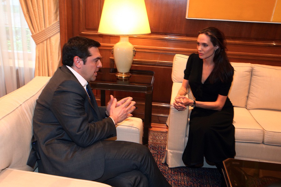 Ο πρωθυπουργός Αλέξης Τσίπρας (Α) συνομιλεί με την πρέσβειρα Καλής Θέληςσης του ΟΗΕ Αντζελίνα Τζολί (Δ) στο Μέγαρο Μαξίμου, Τετάρτη 16 Μαρτίου 2016. ΑΠΕ-ΜΠΕ/ΑΠΕ-ΜΠΕ/ΑΛΕΞΑΝΔΡΟΣ ΜΠΕΛΤΕΣ