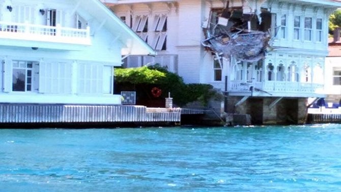watch: cargo ship hits villa in bosphorus strait watch: cargo ship hits villa in bosphorus strait