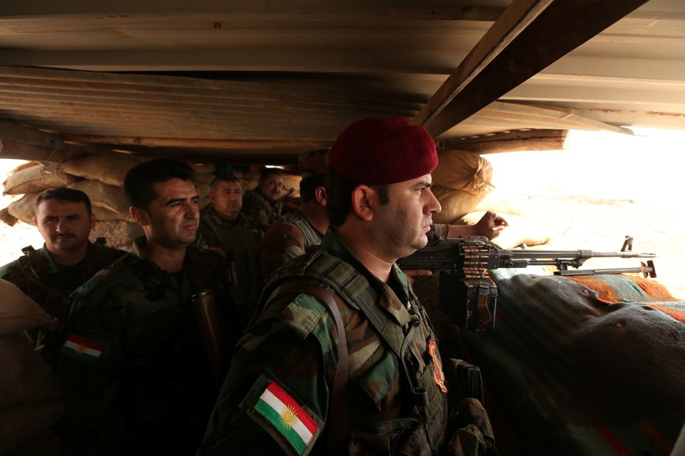 Peshmerga forces gather on the outskirt of Mosul during preparations to attack Mosul, Iraq, October 15, 2016. REUTERS/Ari Jalal - RTX2OYR4