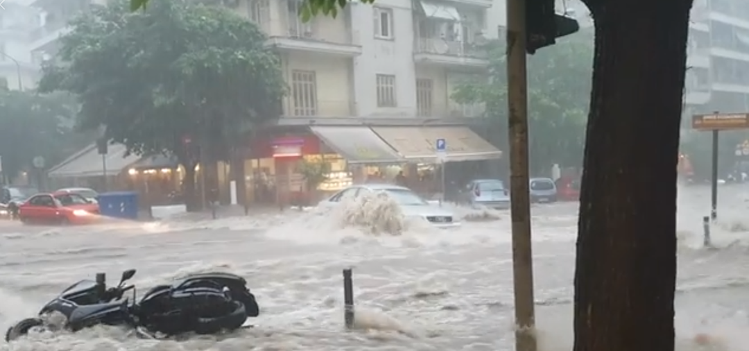 κινδύνευσαν ζωές από τα νερά στον εύοσμο (vid) κινδύνευσαν ζωές από τα νερά στον εύοσμο (vid)
