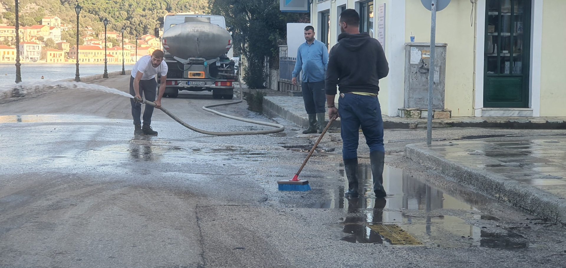 αποκατάσταση των δρόμων της Ιθάκης από την χθεσινή πλημμύρα αποκατάσταση των δρόμων της Ιθάκης από την χθεσινή πλημμύρα