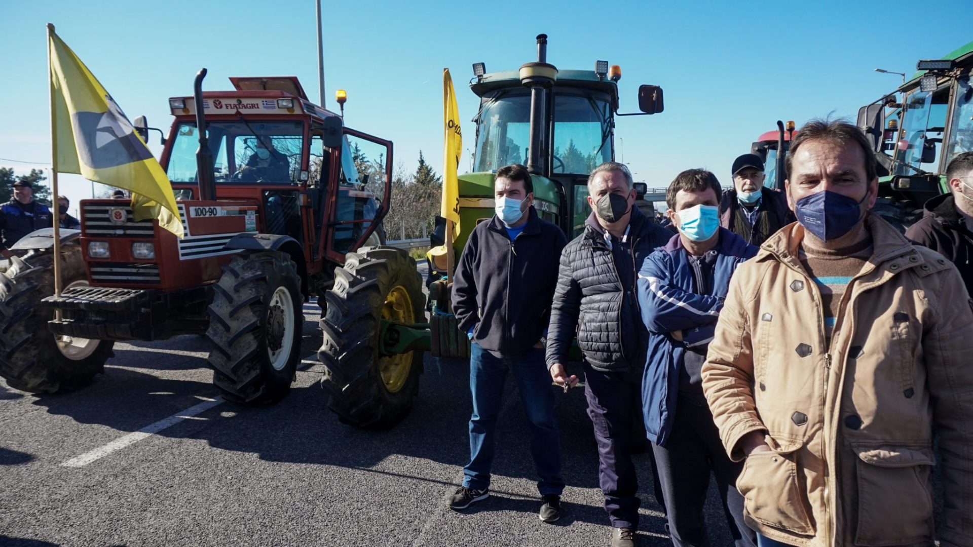 Θεσσαλία: Κινητοποίηση των αγροτών με τα ΜΑΤ να τους εμποδίζουν να βγουν στην Εθνική (Video) Θεσσαλία: Κινητοποίηση των αγροτών με τα ΜΑΤ να τους εμποδίζουν να βγουν στην Εθνική (Video)