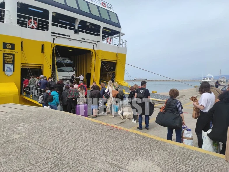 Πάτρα: Όπου φύγει, φύγει – Αναχωρούν γεμάτα τα πλοία για Ιθάκη και Κεφαλονιά Πάτρα: Όπου φύγει, φύγει – Αναχωρούν γεμάτα τα πλοία για Ιθάκη και Κεφαλονιά